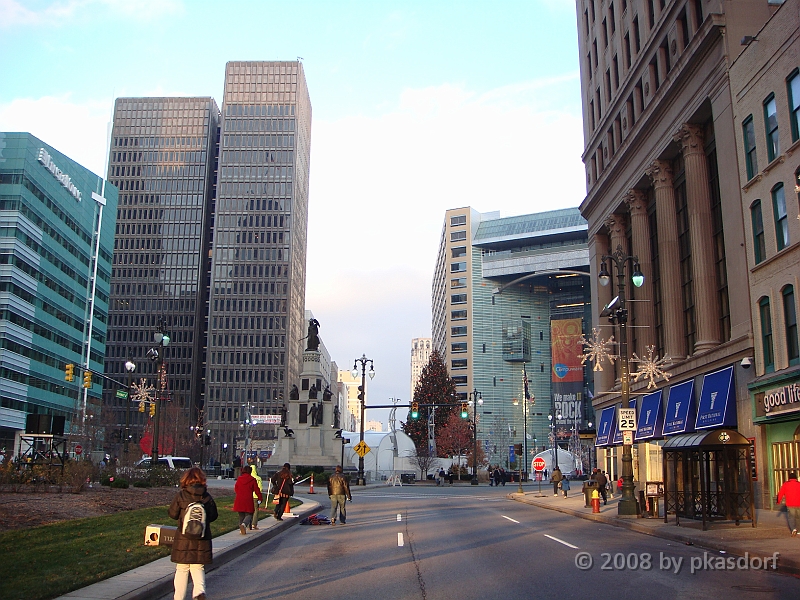 009 Detroit Scenes [2008 Nov 27].JPG - Scenes from Detroit during the Turkey Trot on Thanksgiving Day.